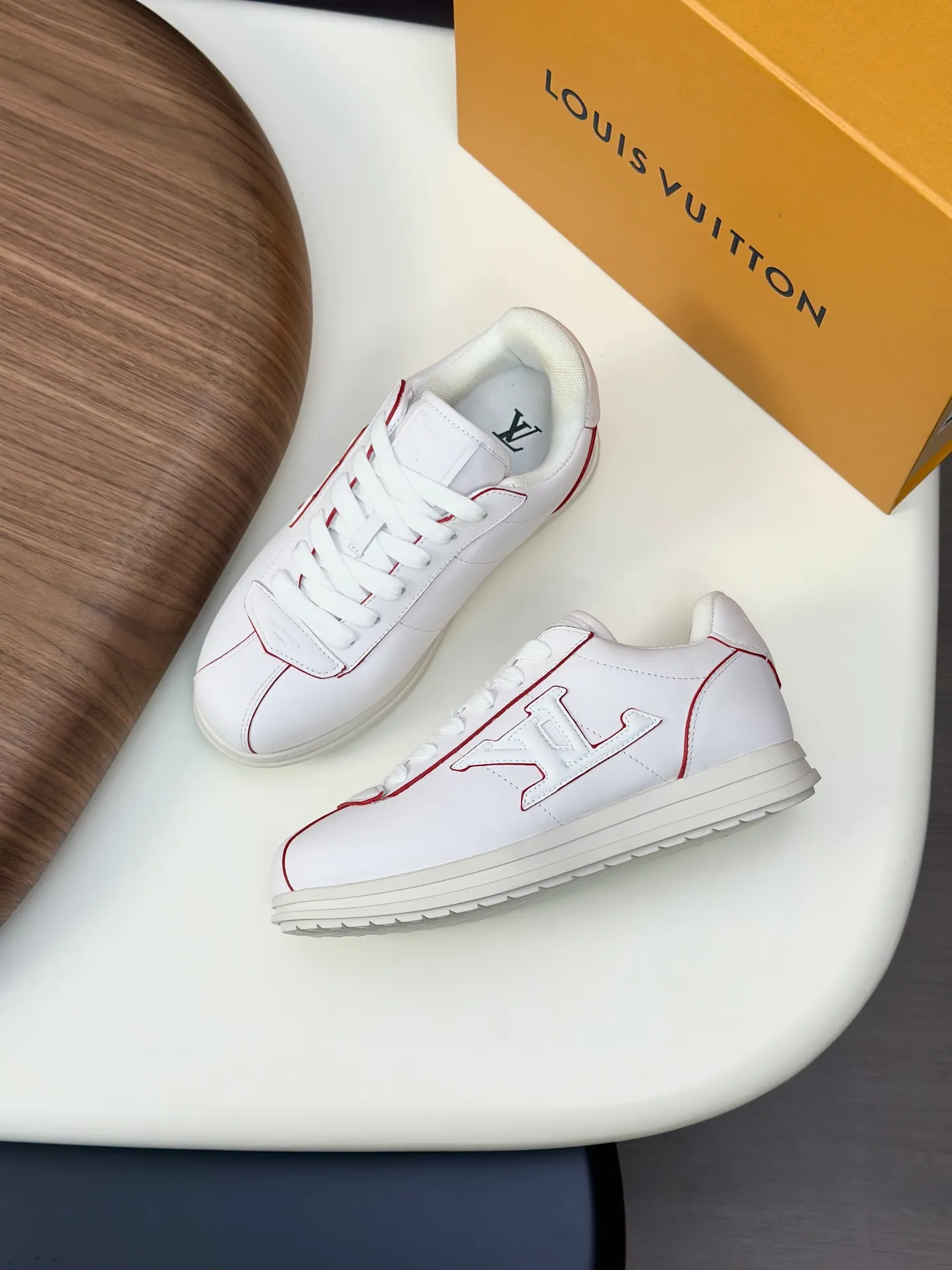 Factory direct sale ¥700💰Full set of packaging💰Top version LV-Louis Vuitton-Classic catwalk new style 1:1 developed replica of the original version! ! The upper foot is very comfortable. It is made of luxurious materials and fine workmanship. The midsole is printed with English letters "Made in Europe". The upper is made of calfskin imported from Italy. The side is decorated with the brand's LOGO and signature. The latest latex foot pads and mesh lining make the foot feel super comfortable. Original factory special supply of original two-color T men's shoes 💰U combination outsole. Bag technology Goodyear stitched edges Fabric: Exclusive custom first-layer cowhide Accessories: Exclusive private model Vuitton logo, lining: Customized silk mesh lining - first-layer silk cowhide lining Outsole: T men's shoes 💰U combination outsole wear-resistant, non-slip and anti-yellowing Foot pads: new latex pads-mesh sweat-absorbent Counter technology: fully computerized sewing machine wire drawing Toe cap Back cover Hot and cold shaping A complete set of pull-top lasts with medium and low logo patterns. Counter packaging - shoelaces, certificates, cards, instructions, certificates, dust bags. The most comprehensive packaging on the Internet. Men's model 339-44 (38/45 custom-made, non-returnable!